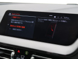 【アップルカープレイ】iPhoneがBMW車両とワイヤレスで接続されます。Apple CarPlayでは、オーディオストリーミングやメッセージングアプリがディスプレイに表示されます。