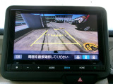 バックカメラの画像です。ガイドラインがスムースな車庫入れをサポートいたします。車庫入れの安心感がアップしますね。