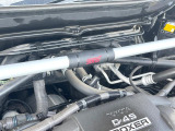 【STIタワーバー】お車の剛性を高めるタワーバーを装備。よりスムーズなコーナリング走行が可能となり、走りも楽しめます。