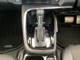 運転席周辺のスマートなレイアウトが、操作のしやすさを実現。快適なドライブをサポートします。手元で操作ができる、電子制御パーキングブレーキ。
