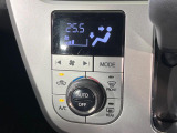 【オートエアコン】一度お好みの温度に設定すれば、車内の温度を検知し風量や温度を自動で調整。暑い&hellip;寒い&hellip;と何度もスイッチ操作をする必要はありません。快適な車内空間には必須の機能ですね♪