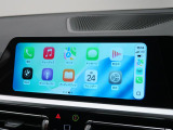 【アップルカープレイ】iPhoneがBMW車両とワイヤレスで接続されます。Apple CarPlayでは、オーディオストリーミングやメッセージングアプリがディスプレイに表示されます。