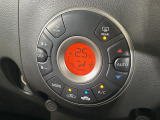 【オートエアコン】一度お好みの温度に設定すれば、車内の温度を検知し風量や温度を自動で調整。暑い&hellip;寒い&hellip;と何度もスイッチ操作をする必要はありません。快適な車内空間には必須の機能ですね♪