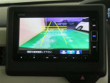 車両後方の映像を映すバックモニター。進路を確認しながら安全に車庫入れできます。