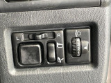 【電動格納ミラー】サイドミラーは電動格納式となっており、狭い駐車場でもキズがつくリスクを抑えられます。