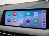 【アップルカープレイ】iPhoneがBMW車両とワイヤレスで接続されます。Apple CarPlayでは、オーディオストリーミングやメッセージングアプリがディスプレイに表示されます。