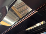 【ガラスルーフ】ガラスルーフ搭載で車内の解放感が一気にアップ!開放的なドライブをお楽しみいただけます。