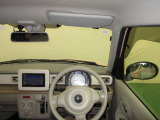 ドライバー目線で、使いやすく安全操作性と良好な視界を実現した運転席です。