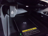 置くだけでワイヤレスで充電可能です。12V電源ソケットを設置しております。周辺機器の充電にご利用頂けます。