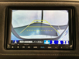 リバースギアに入れるだけで後方の表示へ切り替わります。夜間や雨の日の駐車も楽になりますよ。