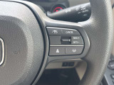 【クルーズコントロール】アクセル操作なしで一定速度を保つ機能。先行車との距離を自動調整する追従型が主流で、高速走行時の疲労を劇的に軽減します。長距離移動が多いお客様への商談では必須の快適装備です。