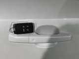 【キーレスエントリー】バッグやポケットからキーを取り出すことなく車にアクセスして、ロックとアラームを設定できます。 毎日の利便性をさらに高める機能です。
