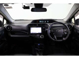 スタイルブラックの名前通りピアノブラック調パネルで上質感ある運転席廻りです。フードが低いセンターメーターで運転席からの視界は良く、操作ボタンなどは届きやすい位置に配置され利便性も良く使いやすいですよ。
