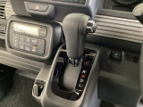 CVT車のセレクトレバーです。低速から高速まで、変速ショックのないスムーズな走りを実現するとともに、エンジン効率のよい領域を維持することで燃費にも貢献します。