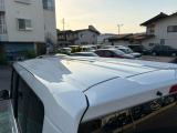 目立つキズ凹み等はありませんが、中古車という商品の特性ルーフには子キズや塗装しみがあります