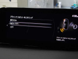 BSMは、車線変更時における運転者の後方確認を支援するシステムです。自車の後方から接近する車両を検知すると、接近表示灯(ミラーに設置)         と警報音で運転者に危険を知らせます。