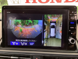バックギアに入れますとご覧のような画像に自動的に切り替わります。車庫入れ時に役立ちます。