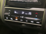 【オートエアコン】一度お好みの温度に設定すれば、車内の温度を検知し風量や温度を自動で調整。暑い&hellip;寒い&hellip;と何度もスイッチ操作をする必要はありません。快適な車内空間には必須の機能ですね♪