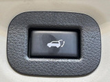 【パワーバックドア】スマートキーや運転席のボタンを押すだけでリアゲートが自動で開閉します!荷物を持っている時や、高い位置にあるバックドアを閉める際に便利な機能です♪