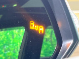 【ブラインドスポットモニター】走行中、ドアミラーの死角になりやすい箇所に後続車が接近するとサイドミラーのレンズに警告を表示!ドライバーに注意喚起をしてくれます。