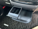 全席中央下部にはドリンクホルダーにもなる小物入れがあります。