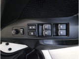 ■運転席ドアの操作しやすい位置にミラー操縦スイッチがついておりますので、ストレスなく自分のフィットする位置にセッティング頂けます。