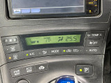 【オートエアコン】一度お好みの温度に設定すれば、車内の温度を検知し風量や温度を自動で調整。暑い&hellip;寒い&hellip;と何度もスイッチ操作をする必要はありません。快適な車内空間には必須の機能ですね♪