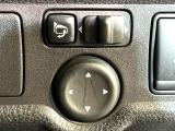 【電動格納ミラー】サイドミラーは電動格納式となっており、狭い駐車場でもキズがつくリスクを抑えられます。
