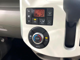 【オートエアコン】一度お好みの温度に設定すれば、車内の温度を検知し風量や温度を自動で調整。暑い&hellip;寒い&hellip;と何度もスイッチ操作をする必要はありません。快適な車内空間には必須の機能ですね♪