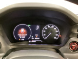 ハイブリット車専用のメーターです。右側の大型スピードメーターに加え、ステアリングスイッチを使って左のマルチインフォメーション・ディスプレイで燃費や動力伝達などの情報が見れるようになっています。