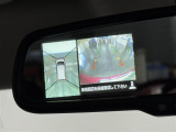 【アラウンドビューモニター】自車周辺をぐるりと俯瞰できるカメラで危険を察知。上空からの映像で自動車や障害物の位置が詳細に確認できるので、狭い駐車場でも安心して駐車できますね。