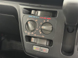 【エアコン】空気の入れ替え、快適な車内環境づくりの必須装備。エアコンちゃんとついてます。ダイヤル式で直感的な操作ができますね!