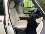 運転席まわりには十分なスペースがあり、大柄な方でもゆったり運転していただける環境です。