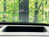【ヘッドアップディスプレイ】現在の速度や走行情報をデジタル表示で運転席前方のガラスに投影!運転中、目線をずらさず必要な情報を確認できるのでとっても便利で安心!