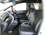 高いホールド性で運転姿勢が安定します。長距離ドライブでも疲れにくいのが魅力です。快適なドライビングライフをお送りください♪