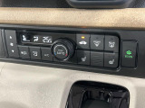 【オートエアコン】一度お好みの温度に設定すれば、車内の温度を検知し風量や温度を自動で調整。暑い&hellip;寒い&hellip;と何度もスイッチ操作をする必要はありません。快適な車内空間には必須の機能ですね♪
