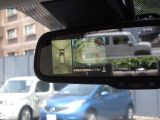バックに入れるとルームミラーの左側に全周囲カメラの画像が表示されます。