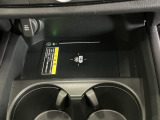 ワイヤレス充電器ついてます!スマートフォンを置くだけで充電可能。ケーブルをつなぐ煩わしさがありません。