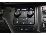 運転席と助手席の温度設定の変更が可能な左右独立タイプのデュアルエアコンです♪♪♪暑がりな人・寒がりな人も誰もが車内を快適にお過ごしいただけます♪♪♪