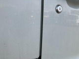 運転席側ドアにキズがあります。