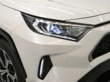 LEDヘッドランプ。消費電力も少なく寿命も長いのがLEDの特徴。HIDのような点灯のタイムラグもなくパッと明るくなるのも特徴です。