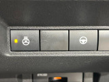 【ステアリングヒーター】冬場に冷たくなりやすい革巻きステアリングを、スイッチ一つで素早く適温に!エアコンよりも早く温まってくれるので、寒い日の運転も快適になりますね♪