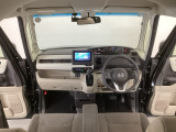【前方視界】開放的な前方視界!運転がしやすく疲れにくいです♪窓が大きく、見通しがとっても良いおクルマですよ♪