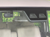 【スマートアシスト】走行中に前方の車両等を認識し、衝突しそうな時は警報とブレーキで衝突回避と被害軽減をアシスト。より安全にドライブをお楽しみいただけます。