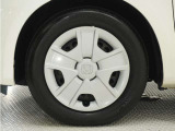 ◆純正ホイール装着車◆シンプルなデザインのホイールキャップ付きです。