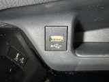 充電用USB端子付き。スマートフォンなどの充電に便利です。