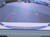 〔バックカメラ〕ギアをバックに入れると画面に自動的に後方映像が映し出され確認可能です。車庫入れなどの際に安全確認が出来て安心ですね。