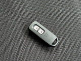 スマートキーのお写真です。鍵をお持ち頂くだけでドアの施錠開錠が可能です♪