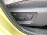 運転席シートは電動タイプになります。
