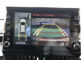 パノラミックビューモニター付きです。車両を上から見たような映像をディスプレイオーディオ画面に表示。運転席からの目視だけでは見にくい、車両周辺の状況をリアルタイムでしっかり確認できます。